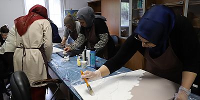 Koşuyolu Kadın Yaşam Merkezi’nde Kadınlar atölyede hem üretiyor hem dayanışmayı büyütüyor