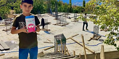 Küçük yaşta büyük örnek: Cami yapımı için kumbarasını bağışladı