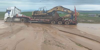 Kurtalan yolunda tehlikeli birikinti: Araçlar mahsur kaldı