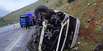 Malatya'da yolcu minibüsü devrildi: Biri ağır 12 yaralı