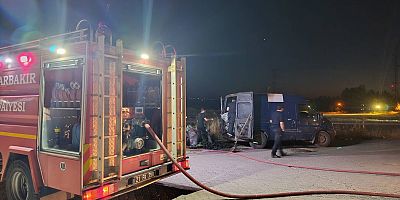 Mangal kömürü yüklü minibüsten duman yükselmesi paniğe yol açtı