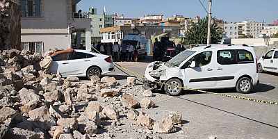 Mardin'de duvar çöktü, iki araçta maddi hasar meydana geldi