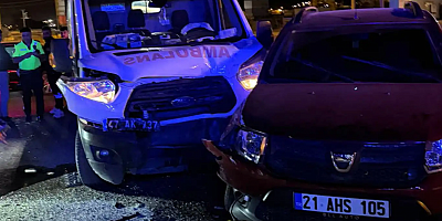 Mardin’de hasta vakasına giden ambulans otomobille çarpıştı