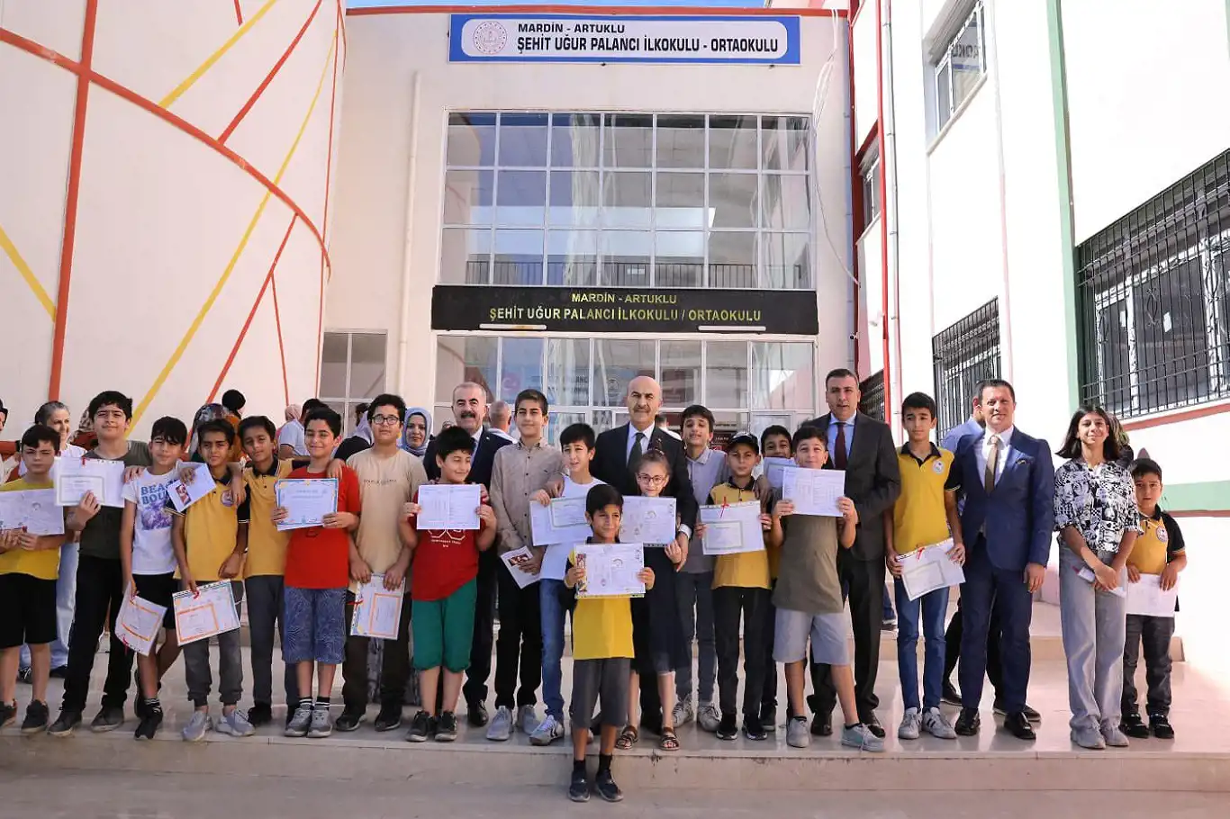 Mardin'de öğrenciler karne heyecanı yaşadı