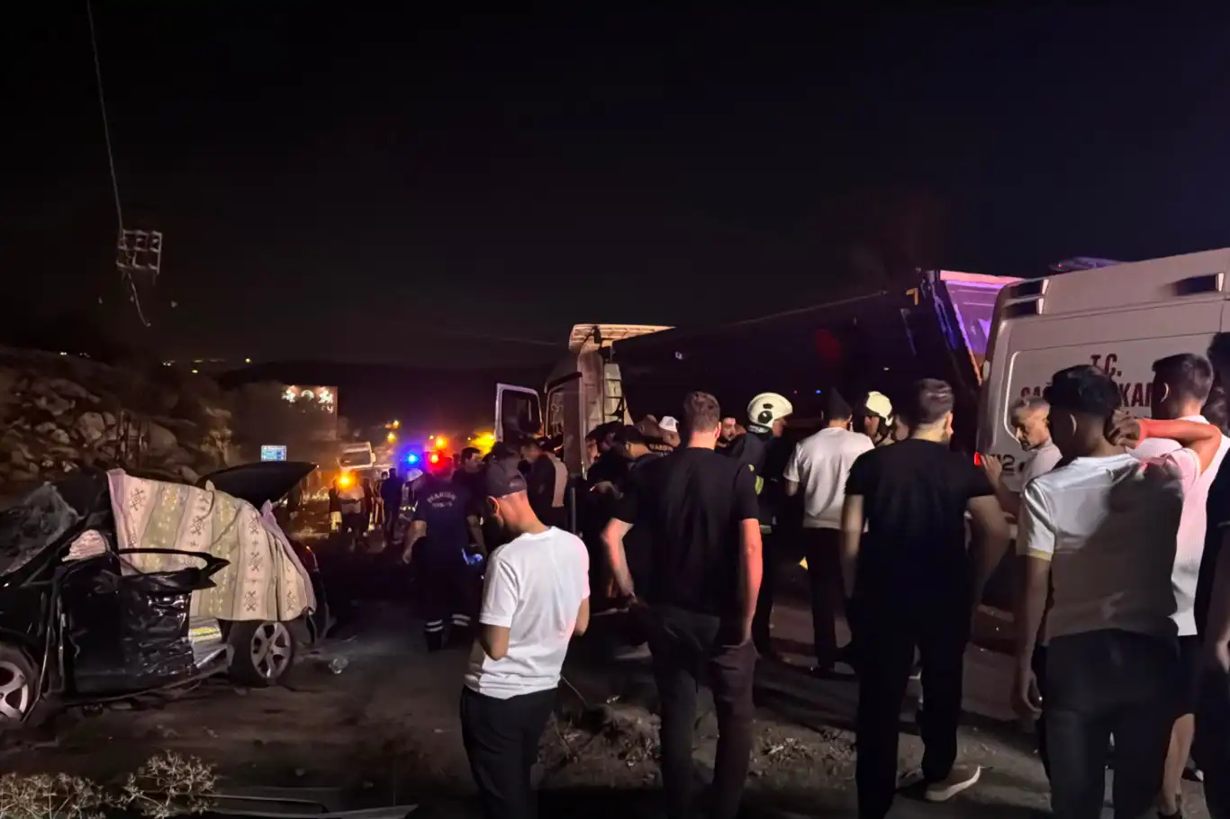 Mardin'de otomobil ile kamyonun çarpıştığı kazada 3 kişi öldü, 5 kişi yaralandı