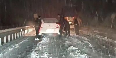 Mardin-Diyarbakır yolunda yoğun kar nedeniyle ulaşım aksadı