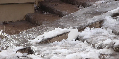 Mardin Tarihi Çarşı’da biriken kar buz tehlikesine dönüştü: Esnaf ve vatandaşlardan yetkililere çağrı
