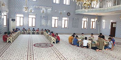 Mardin Ulvaniye Camisinde yaz Kur 'an kursuna katılan öğrencilere hediyeler verildi