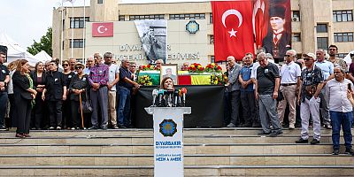 Mehdi Zana için Diyarbakır Büyükşehir Belediyesi önünde tören