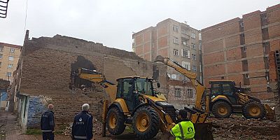Metruk Binalar Bir Bir Yıkılıyor: Bağlar’da Sokaklar Daha Güvenli Hale Geliyor