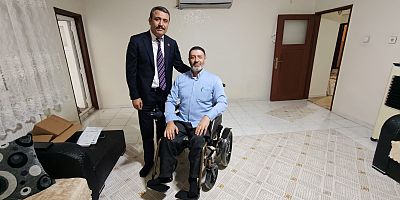 MHP’Lİ ÖZCOŞKUN’DAN ENGELLİ VATANDAŞA AKÜLÜ SANDALYE DESTEĞİ