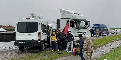 Minibüs ile tır çarpıştı: 1 ölü, 2 ağır yaralı