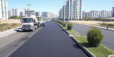 Nazım Hikmet Caddesi’nde asfalt çalışması sürüyor