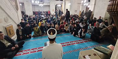 Öğrenciler, öğretmenler ve veliler teravih namazında buluştu