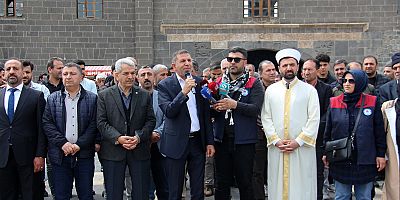 Okul saldırılarında vefat eden öğretmen ve öğrenciler için gıyabi cenaze namazı kılındı