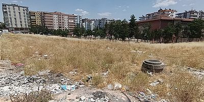 OKUL YANINDAKİ BOŞ ALAN KORKU SAÇIYOR: HEM YANGIN TEHLİKESİ HEM ÇEVRE FELAKETİ!
