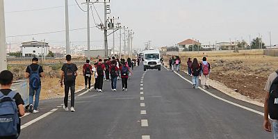 Okullarına ulaşmak isteyen öğrenciler kilometrelerce yürüyor