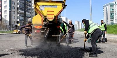 OLUSUZ HAVA KOŞULLARININ VERDİĞİ ZARARLAR GİDERİLİYOR: DİYARBAKIR’DA YOL SEFERBERLİĞİ
