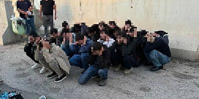 Otobüsün gizli bölmesinde 20 düzensiz göçmen yakalandı: 2 tutuklama