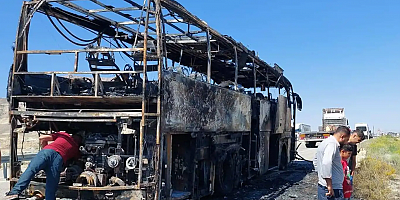 Otobüsün motor kısmında çıkan yangın sonucu otobüs tamamen yandı