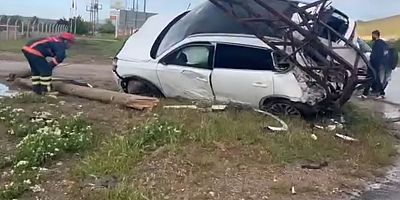 Otomobil elektrik direğine çarptı: 4 yaralı