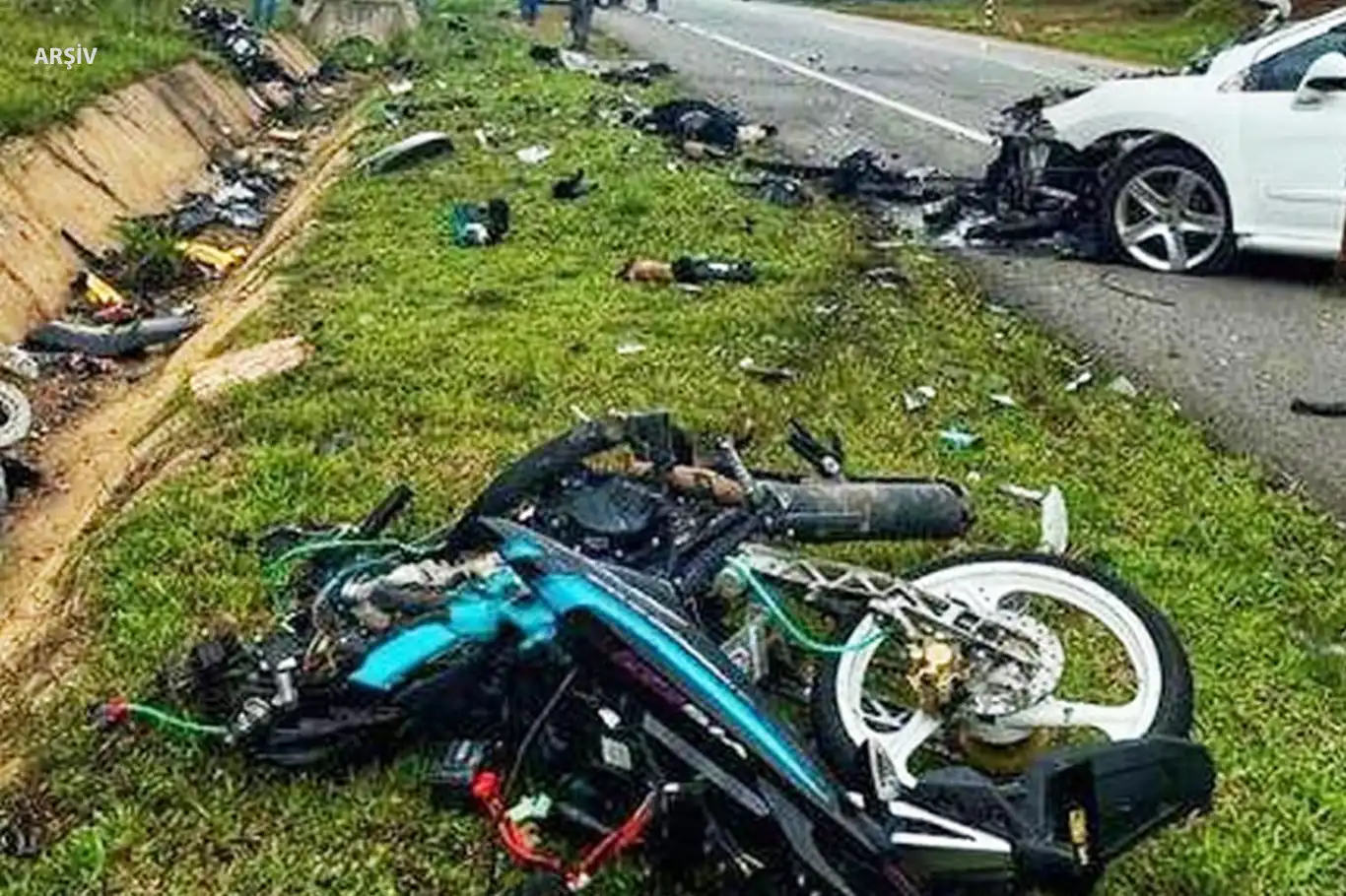 Otomobil ile motosiklet çarpıştı: 3 ölü