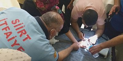 Parmağına sıkışan yüzük, itfaiye ekiplerinin çalışması ile çıkarıldı