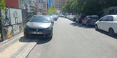 Peyas’ta kaldırım isyanı: Yayaya yol, araca kaldırım!