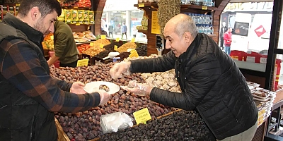 Ramazan öncesi hurma tezgahlarında hareketlilik başladı
