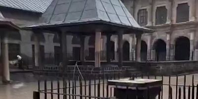 Sağanak Yağış Sonrası Ulu Cami Avlusunda Su Birikti