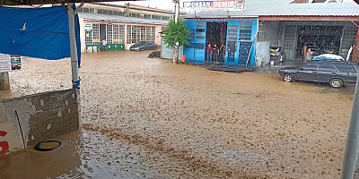 Sağnak yağış sanayi sitesinde işlerin durmasına yol açtı    