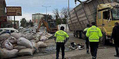 Saman yüklü tır park halindeki araçların üzerine devrildi