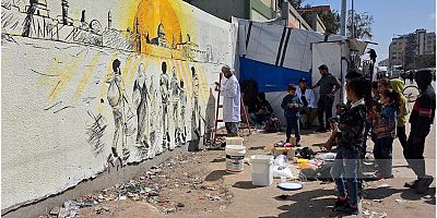 Sanatçılardan Gazze’de barınak okuluna duvar resimleri