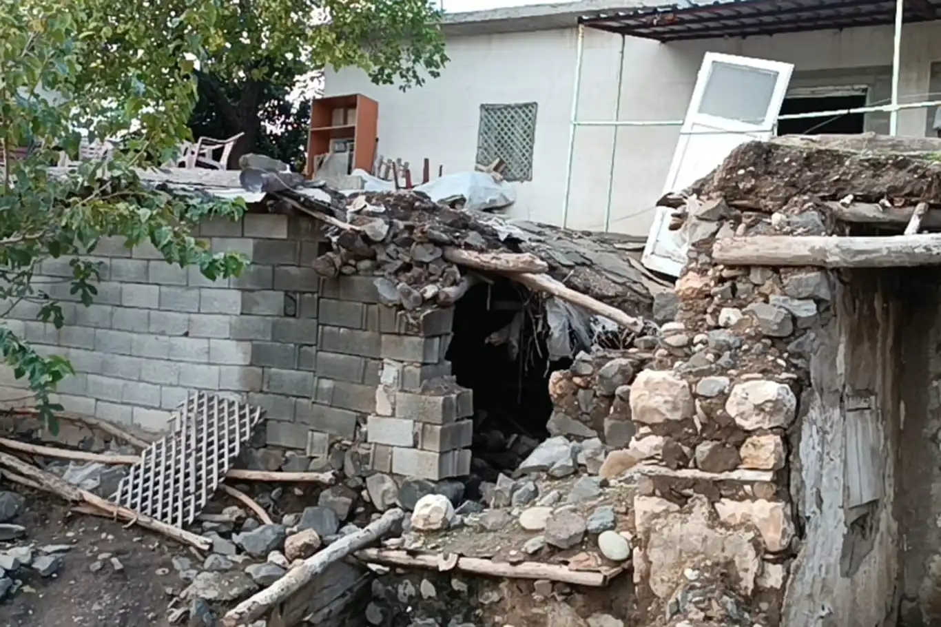 Şanlıurfa’da fırtına nedeniyle bir ev çöktü