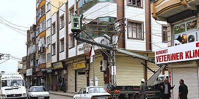 ŞANLIURFA’DA FIRTINA SONRASI ENERJİ HATLARINA HIZLI MÜDAHALE