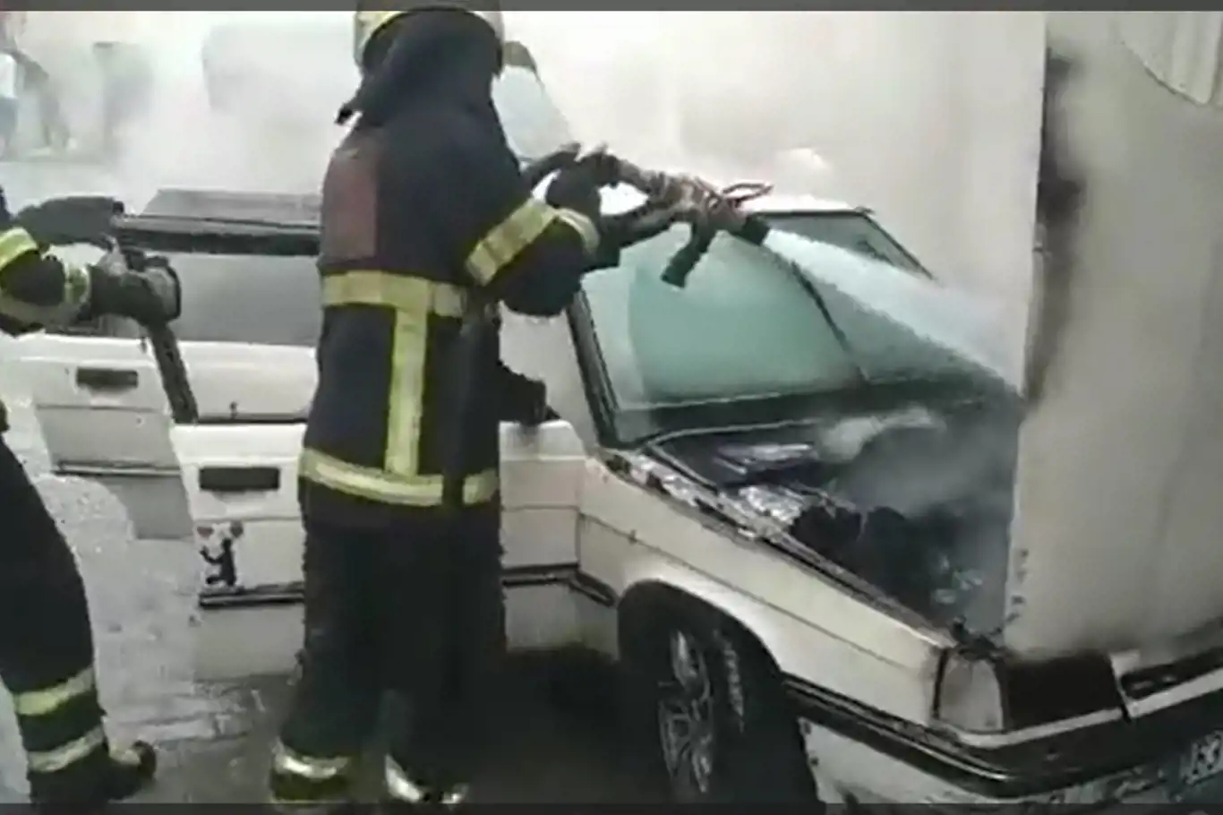 Şanlıurfa'da yanan otomobil söndürüldü
