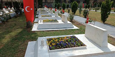 Şehitlikler çiçeklerle süslendi