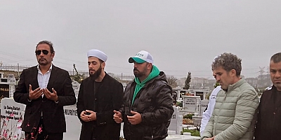 Serkan Genç Annesinin ölümünün 1'inci Yılında Mezarı başında andı