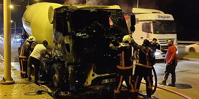 Seyir halindeki beton mikseri aniden alev ald