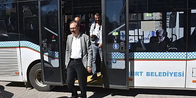 Siirt Belediye Başkan Vekili Kızılkaya, halk otobüsü hizmetini yolculuk yaparak denetledi