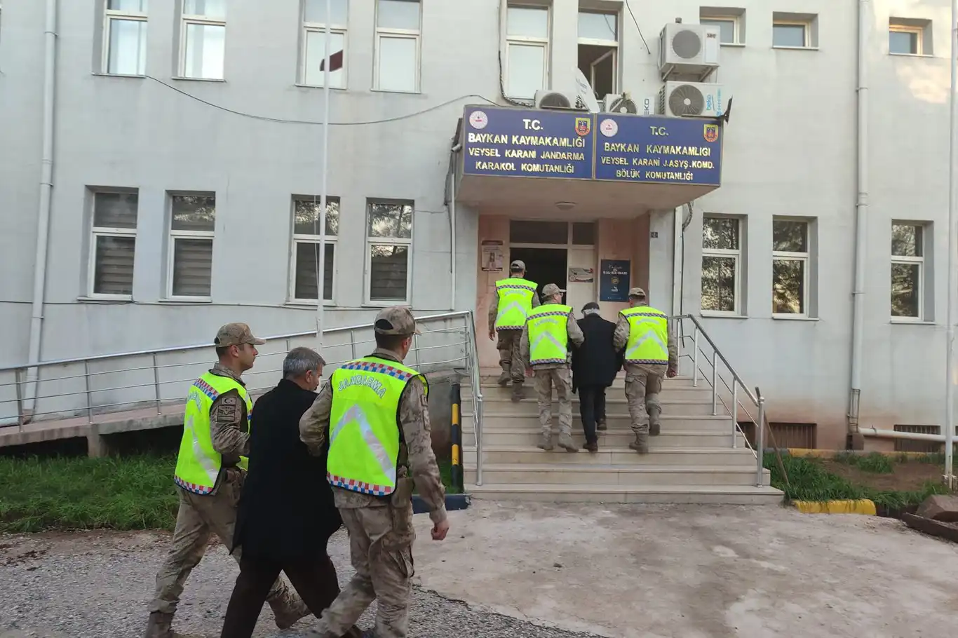 Siirt'te aranan şahıslara yönelik huzur güven uygulaması