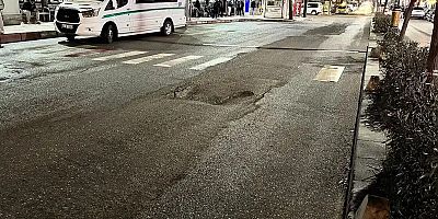 Siirt'te hastane önündeki yol yeniden çöktü