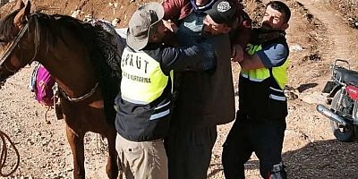 Siirt’te kalp krizi geçiren kadın katır sırtında ambulansa ulaştırıldı