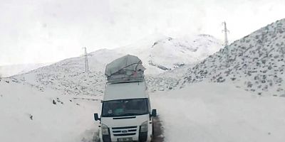 Siirt’te karda mahsur kalan yolcu minibüsü ekipler tarafından kurtarıldı