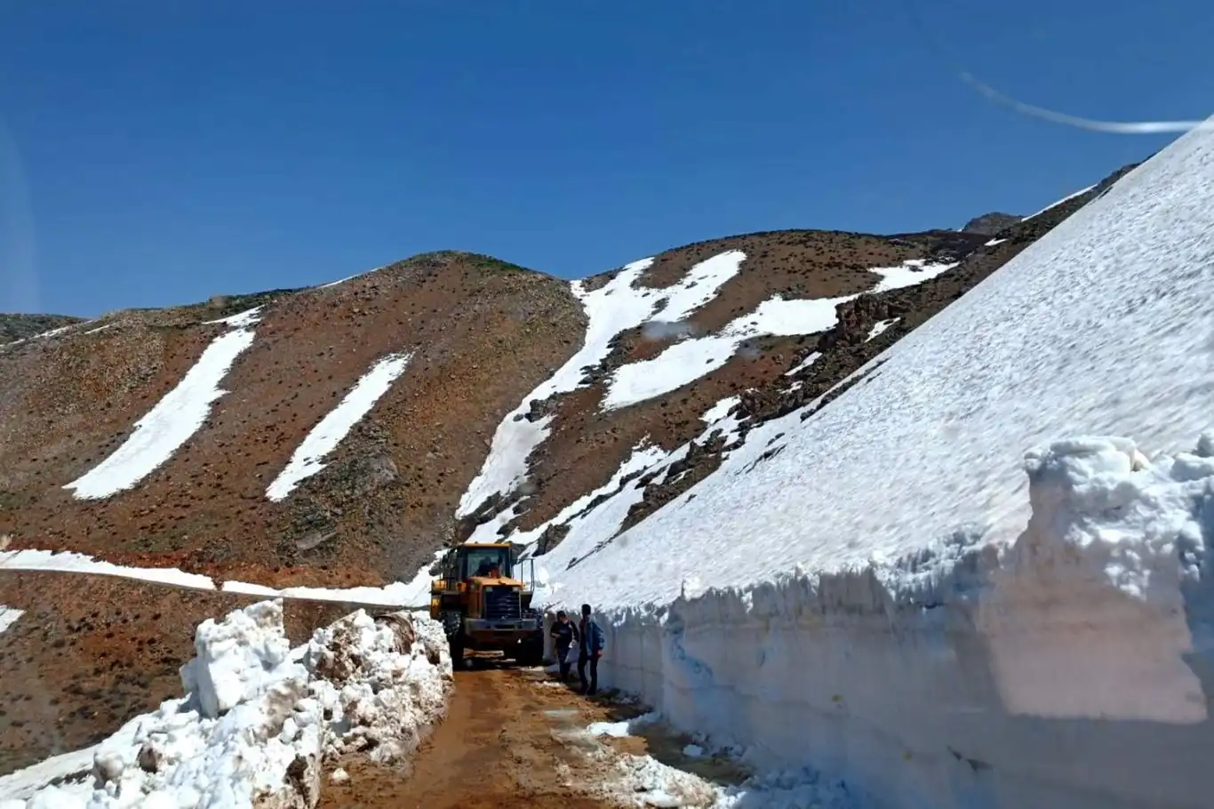 Siirt'te köy yoluna düşen kar ve taş kütleleri temizlendi