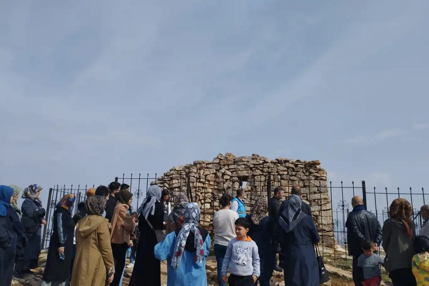 Siirt'te misafir edilen depremzede aileler kentin tarihi ve kültürel yerlerini gezdi