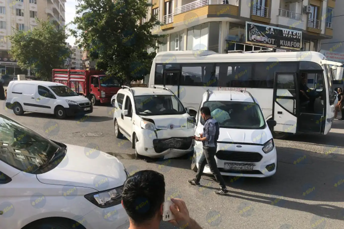 Siirt'te trafik kazası: İki araç kafa kafaya çarpıştı