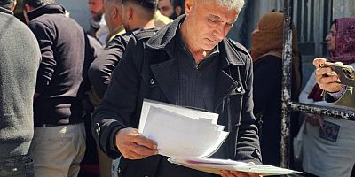 Suriye'de vatandaşlık krizi çözülüyor: Kürtler yıllar sonra kimlik için sıraya girdi