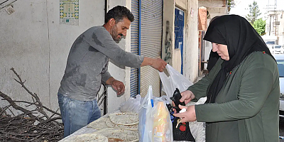 Suriyeli ekmek ustası 10 yıldır tandırda lavaş ekmeği pişirerek geçimini sağlıyor