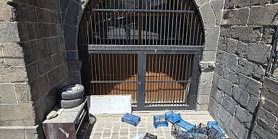 Turistlerin İlk Gördüğü Manzara Bu Mu? Tarihi Surlarda Tepki Çeken Görüntü